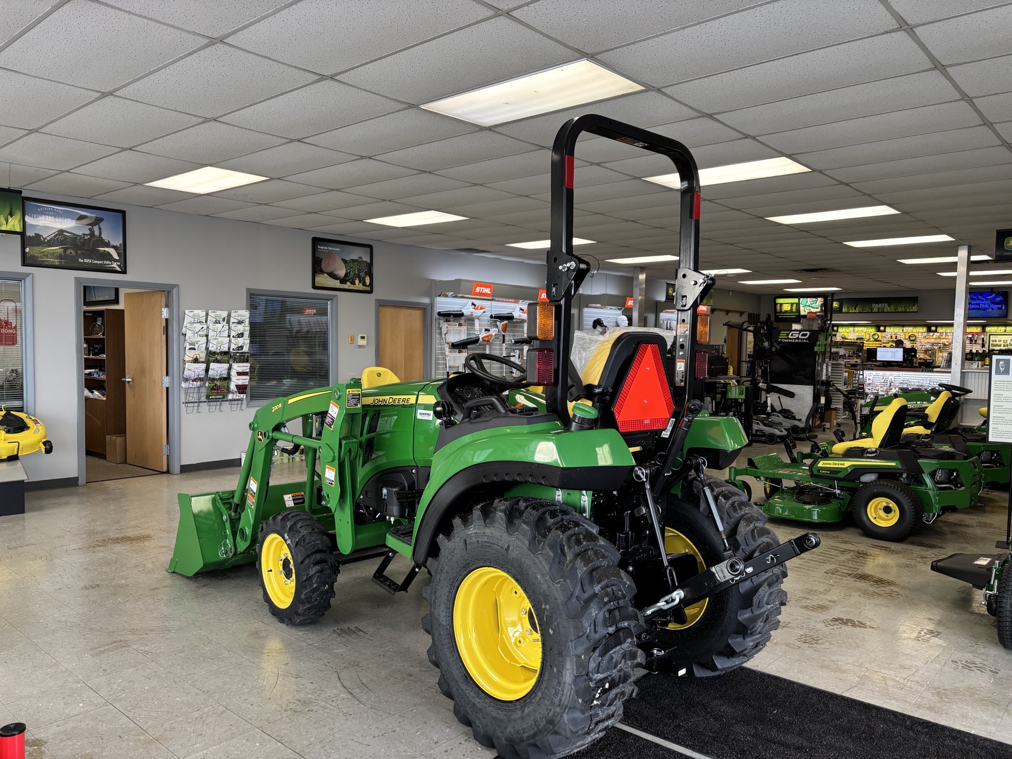 New In-Stock 2024 John Deere 2032R Compact Utility Tractors at Koenig Equipment in Lebanon, OH - PhotoXL3