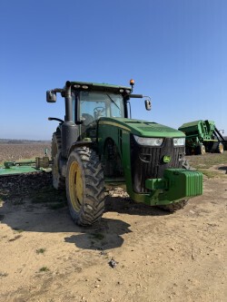 2013 John Deere 8235R Photo 1