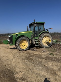 2013 John Deere 8235R Photo 2