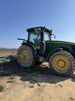 2013 John Deere 8235R Photo 4