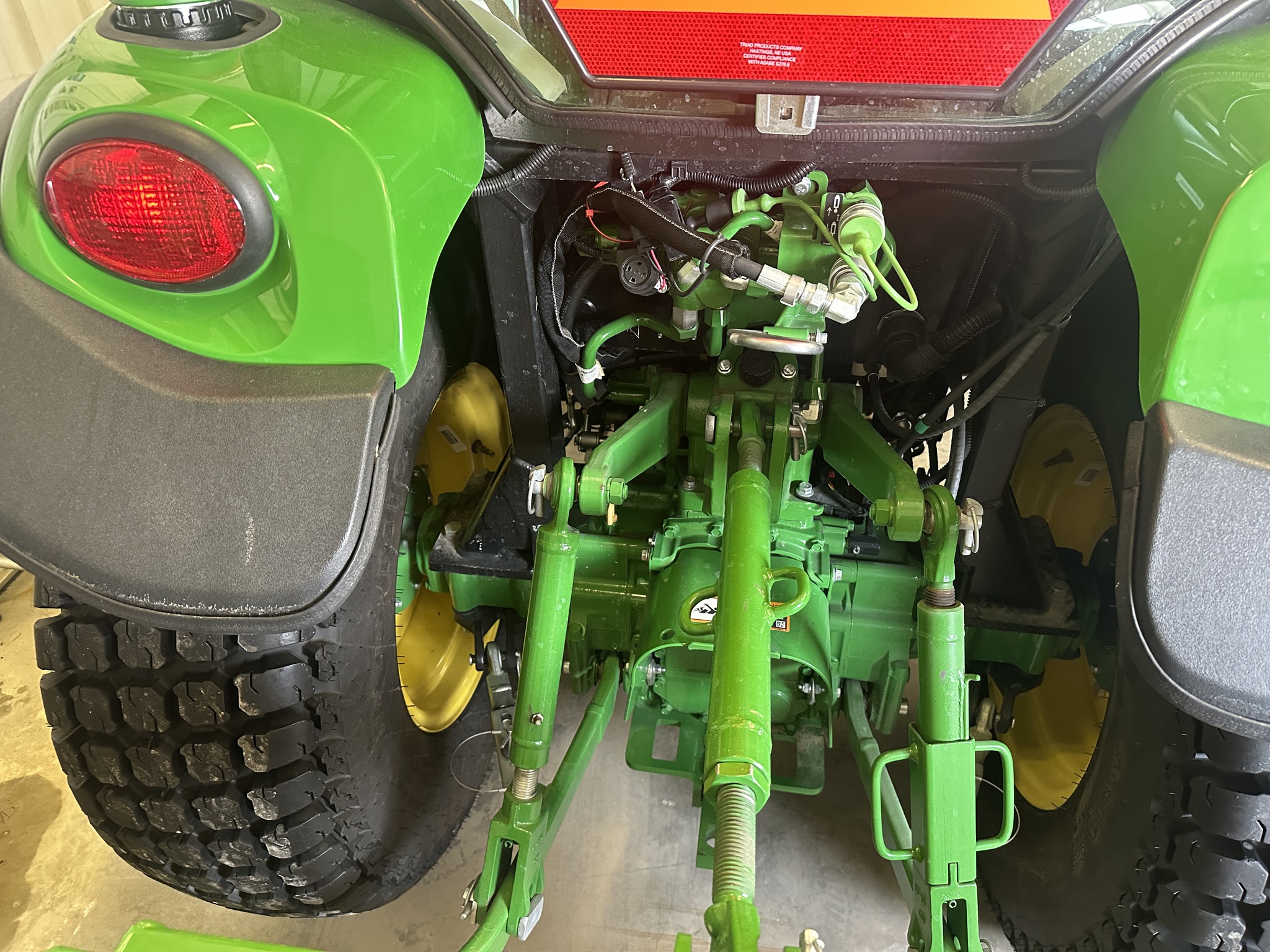 2023 John Deere 3039R Image 8