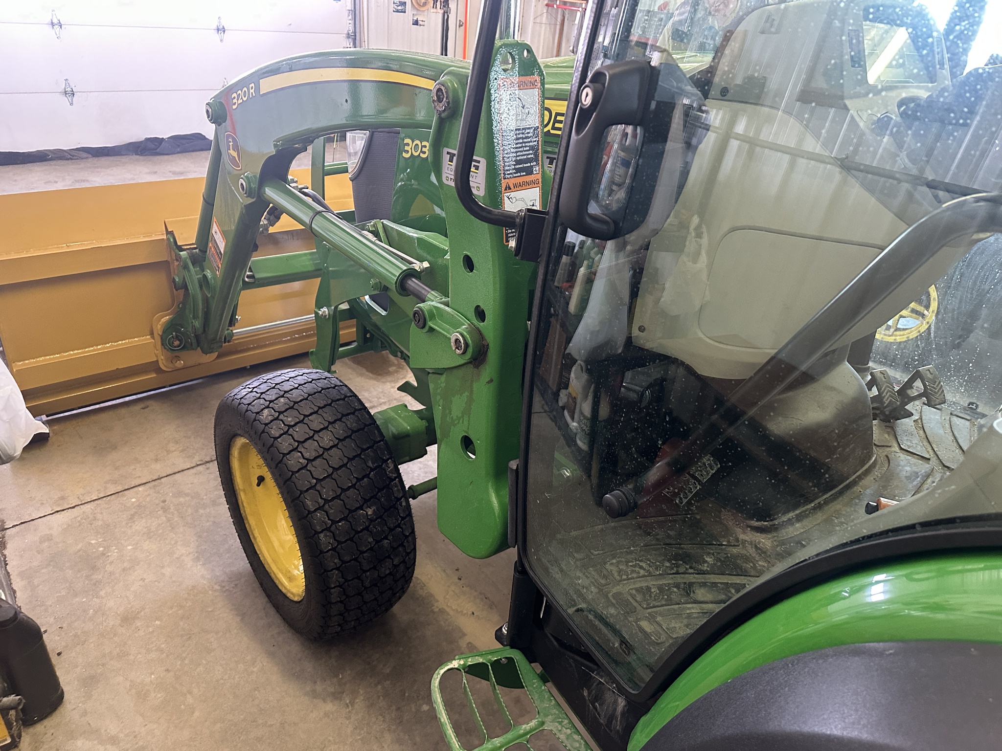 2023 John Deere 3039R Image 10