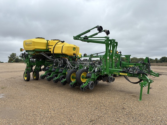  John Deere 1775NT