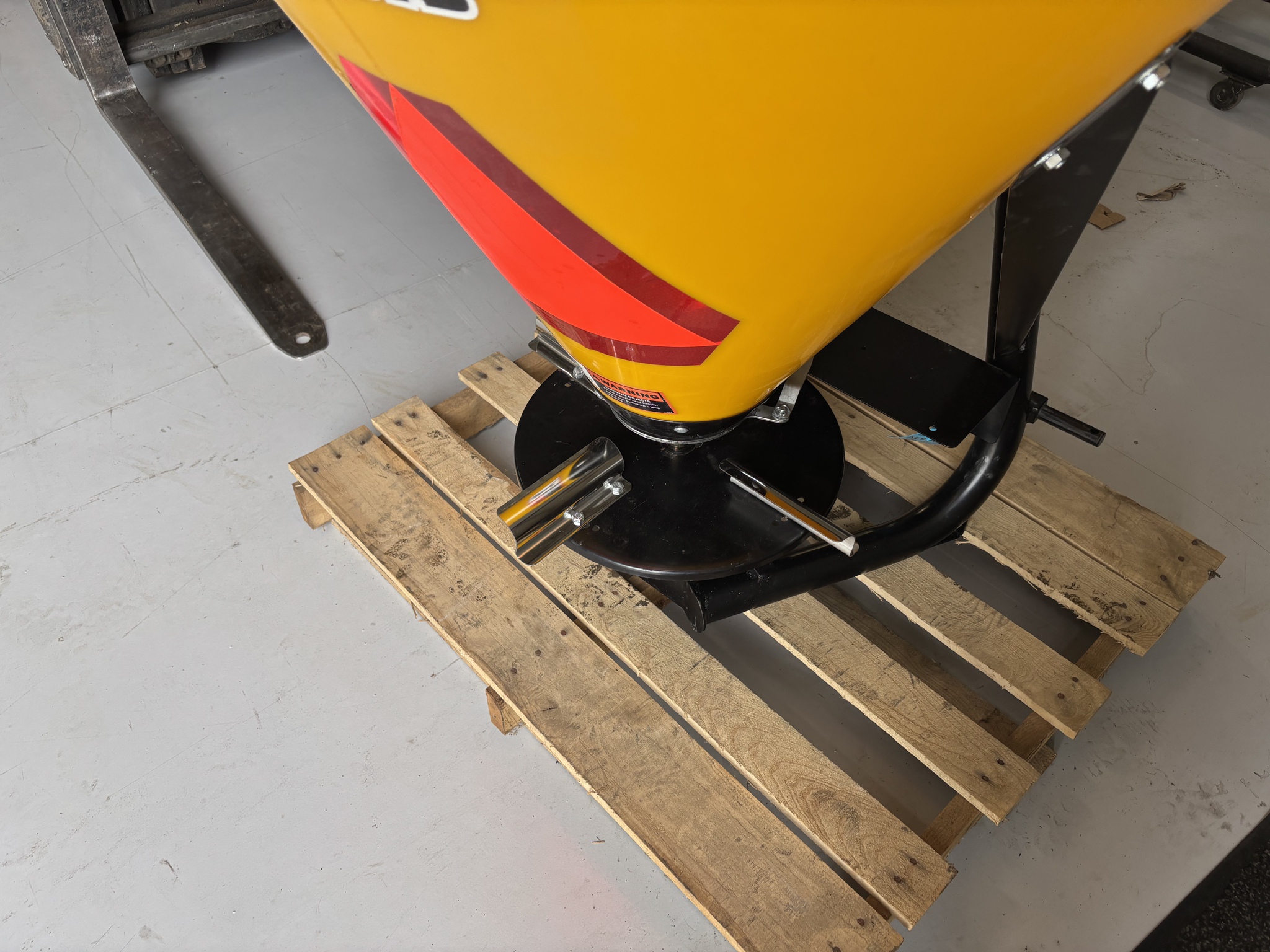 Used 2025 Frontier 3pt spreader Fertilizer Spreaders at Koenig Equipment in Knightstown, IN - PhotoXL2