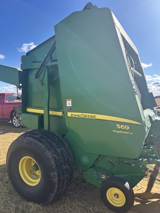  John Deere 569