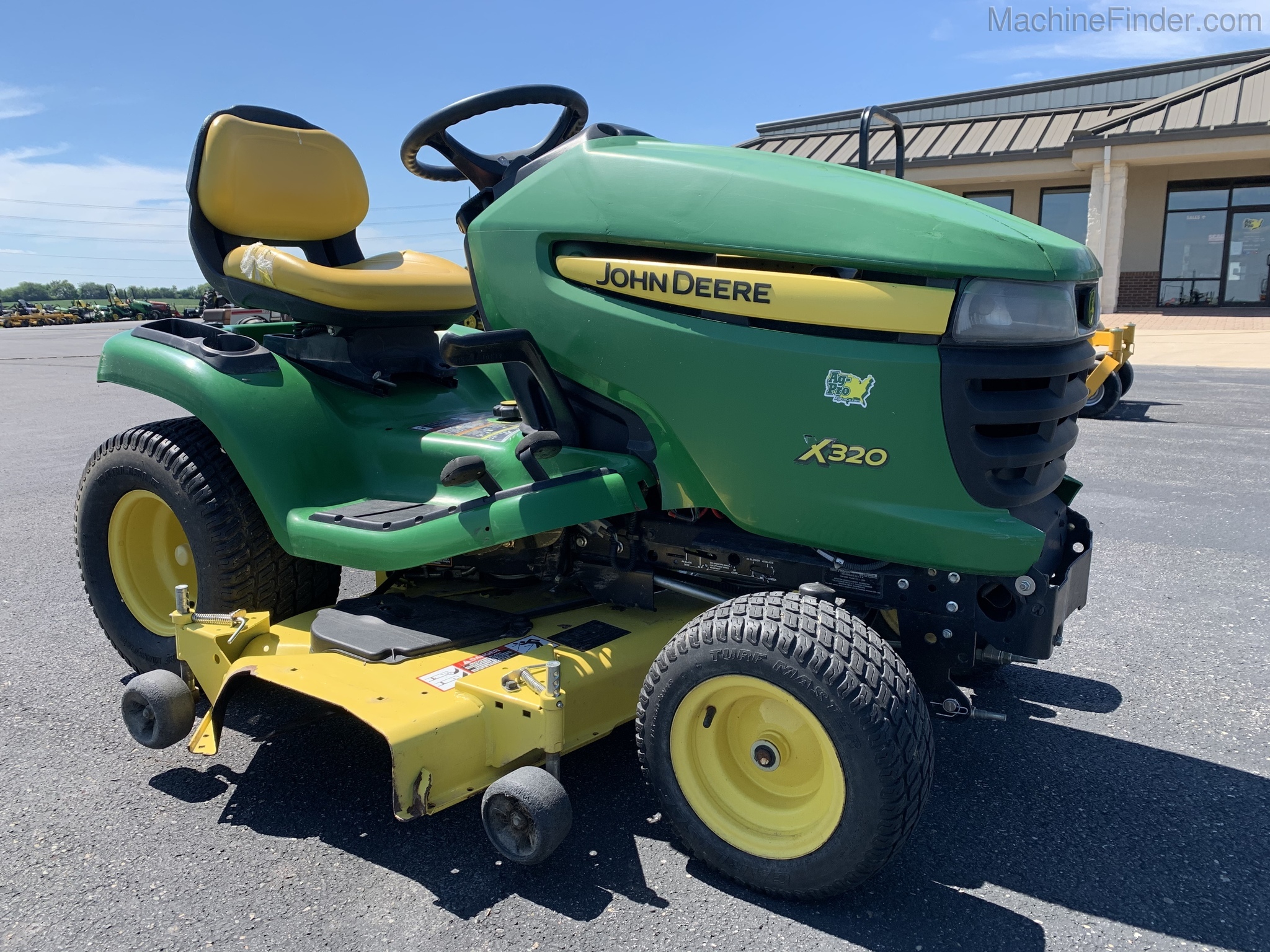 2010 John Deere X320 Image 2