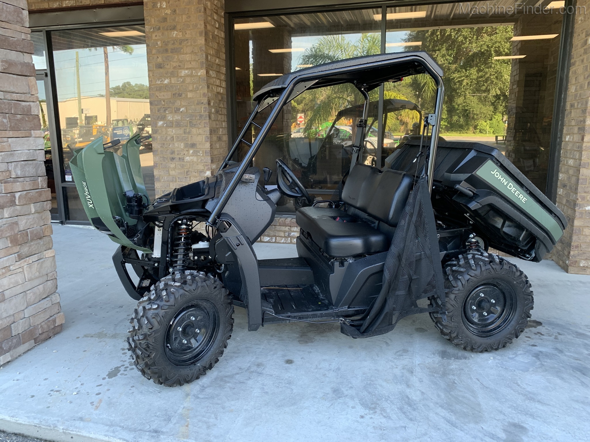 2021 John Deere 590E Image 6