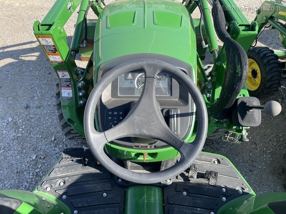 2017 John Deere 4052M Image 9