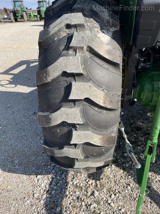 2017 John Deere 4052M Image 5