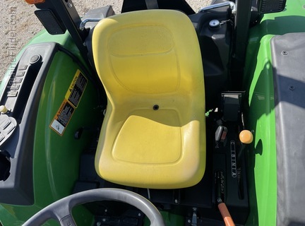2017 John Deere 4052M Image 8