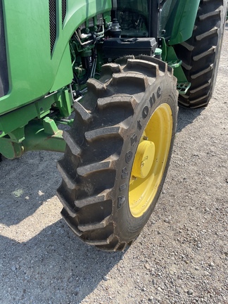2015 John Deere 5085E Image 4
