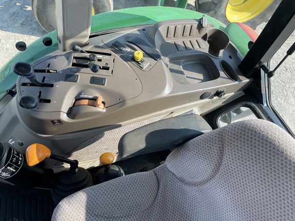 2015 John Deere 5085E Image 9