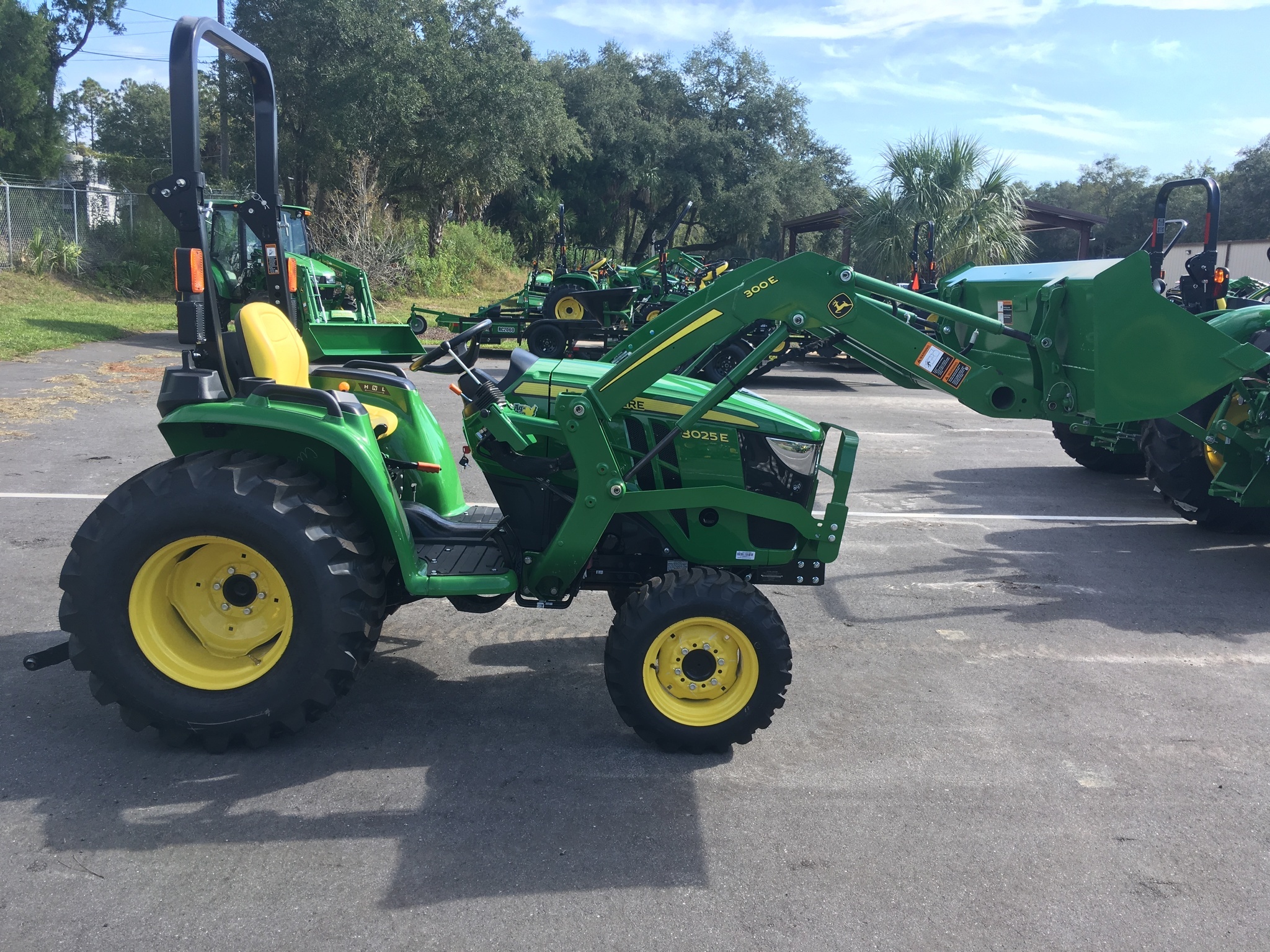2023 John Deere 3025E Image 4
