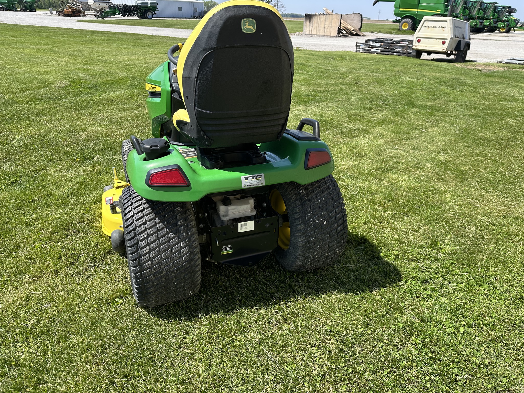 2022 John Deere X590 Image 4