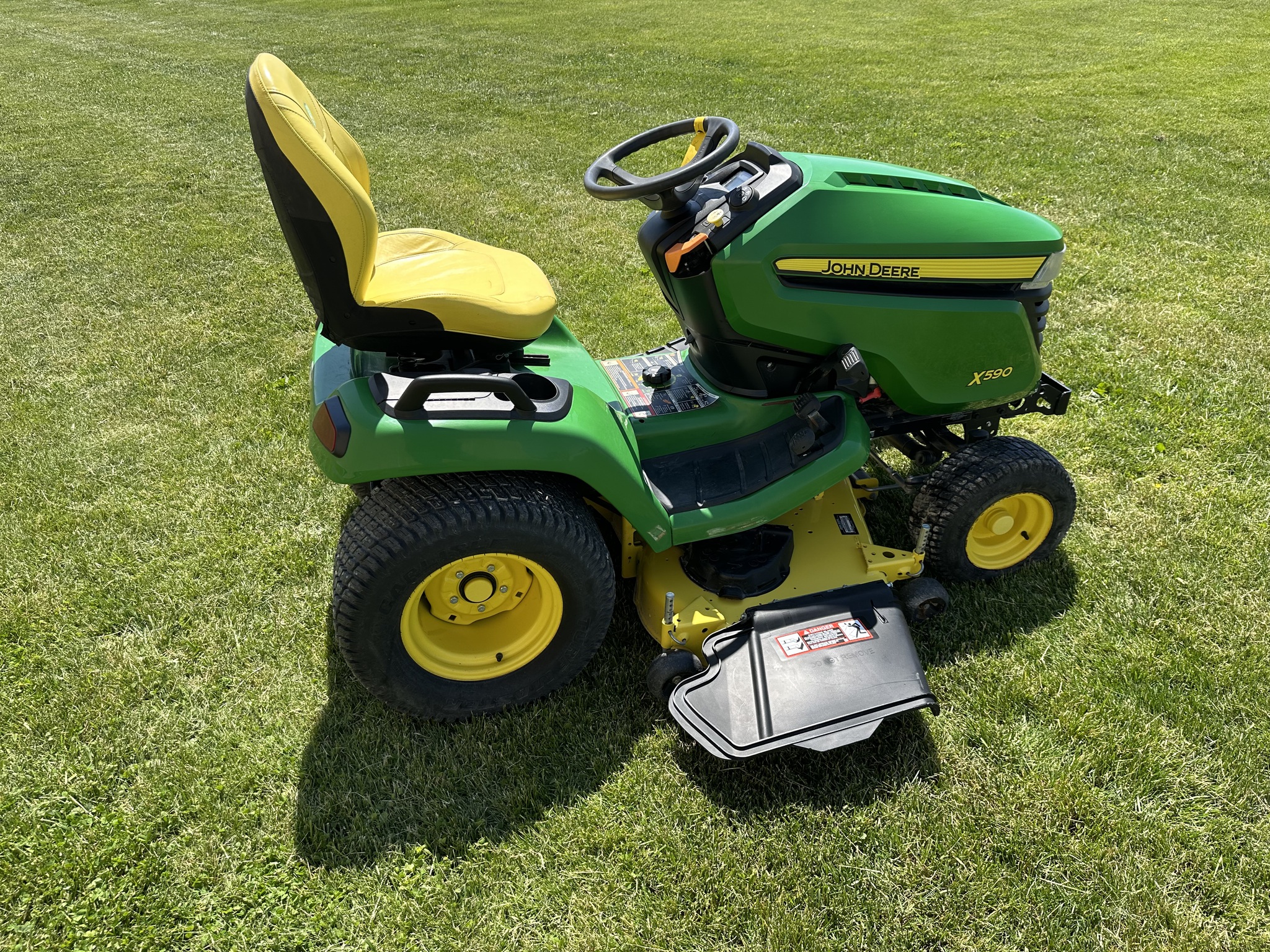 2022 John Deere X590 Image 6