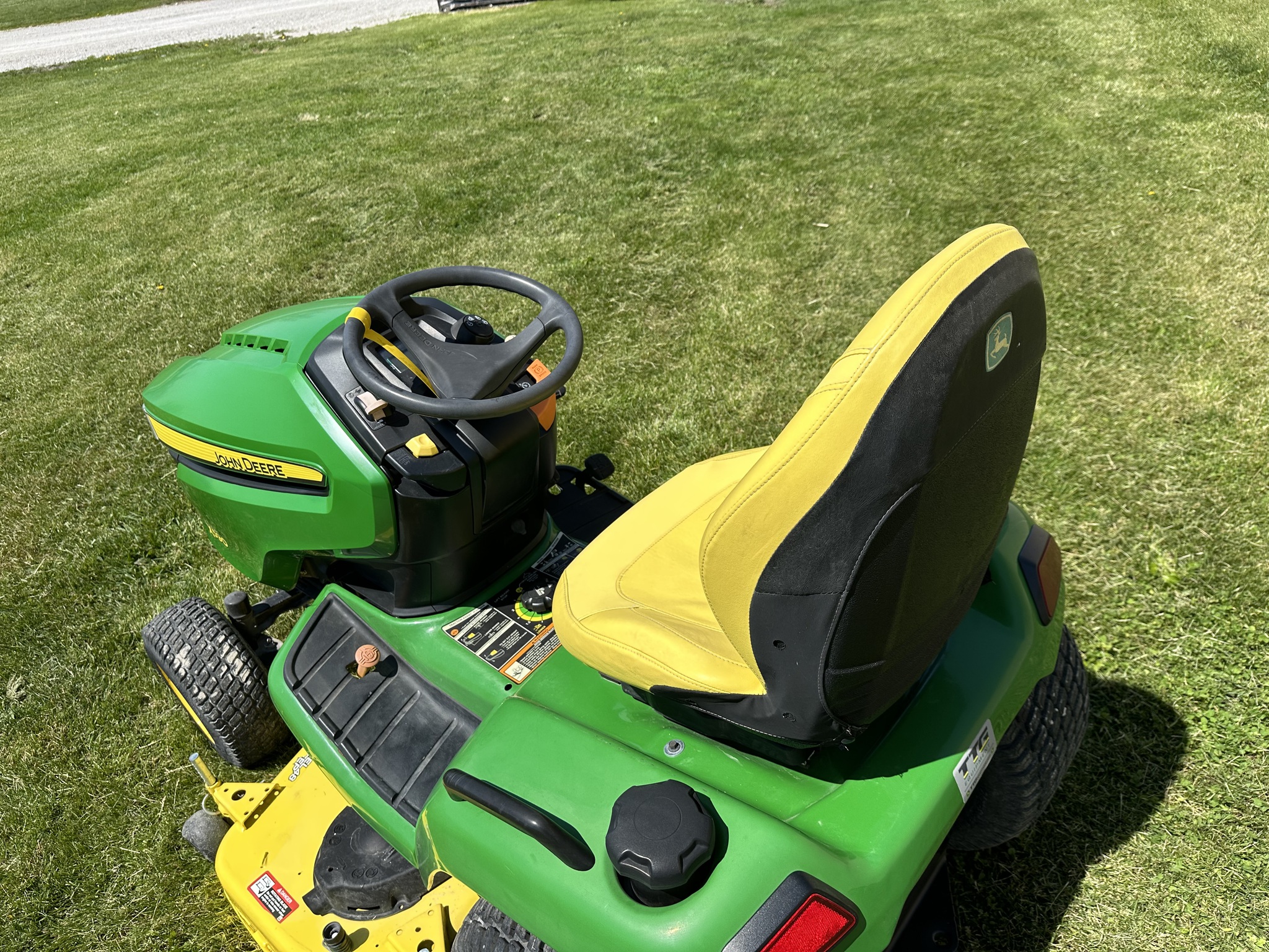 2022 John Deere X590 Image 9