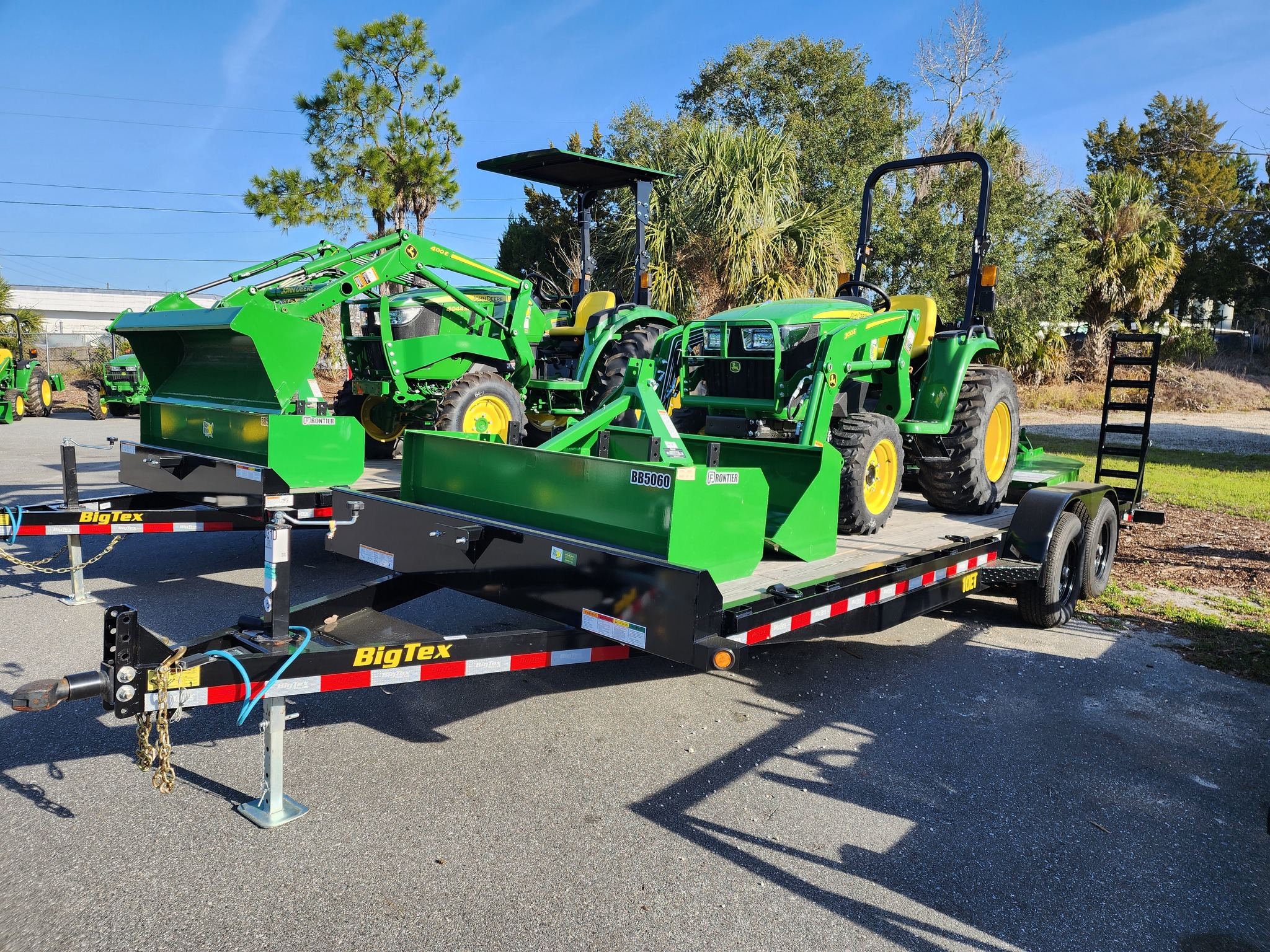 2023 John Deere 3038E Image 2