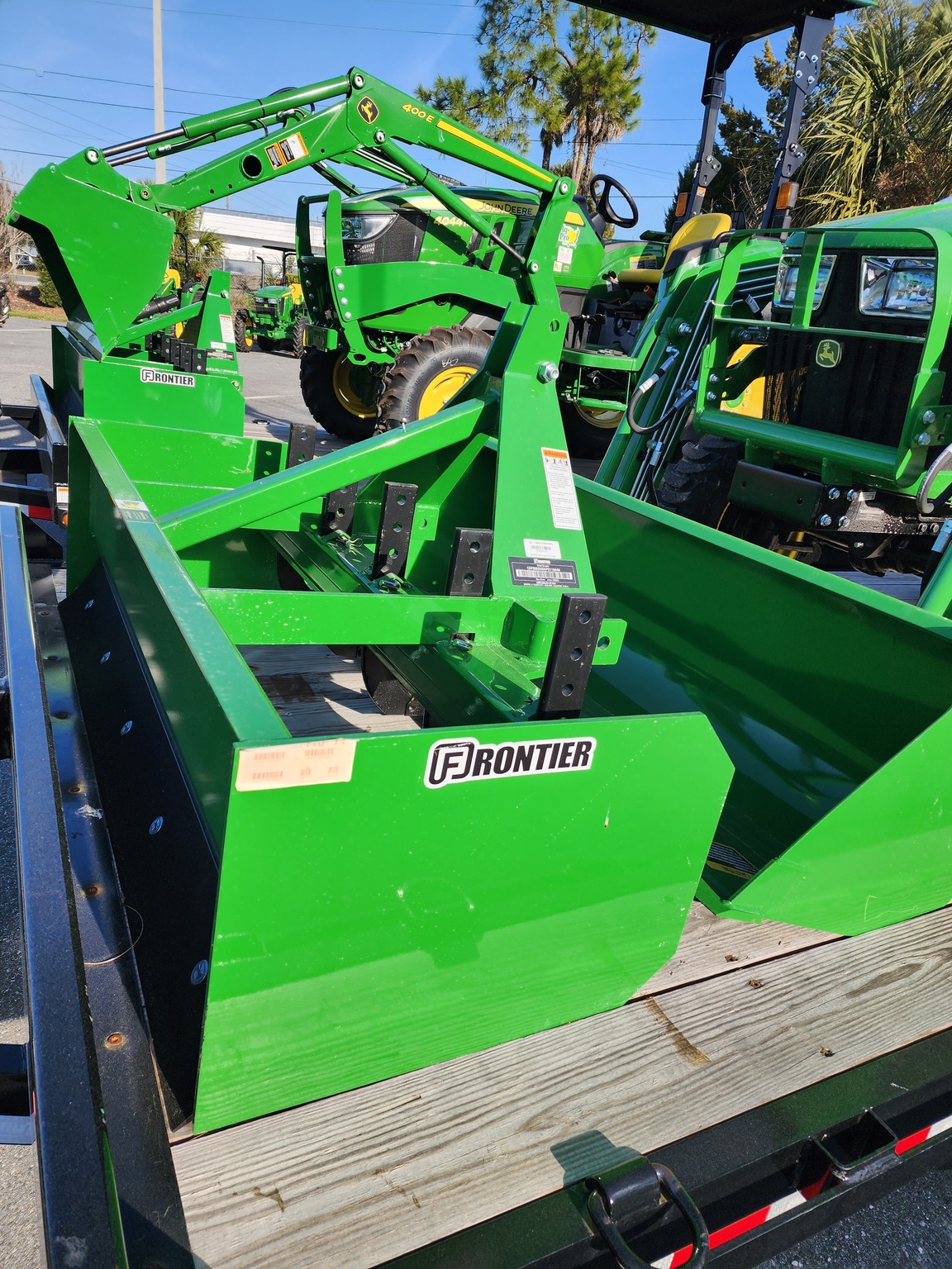 2023 John Deere 3038E Image 3