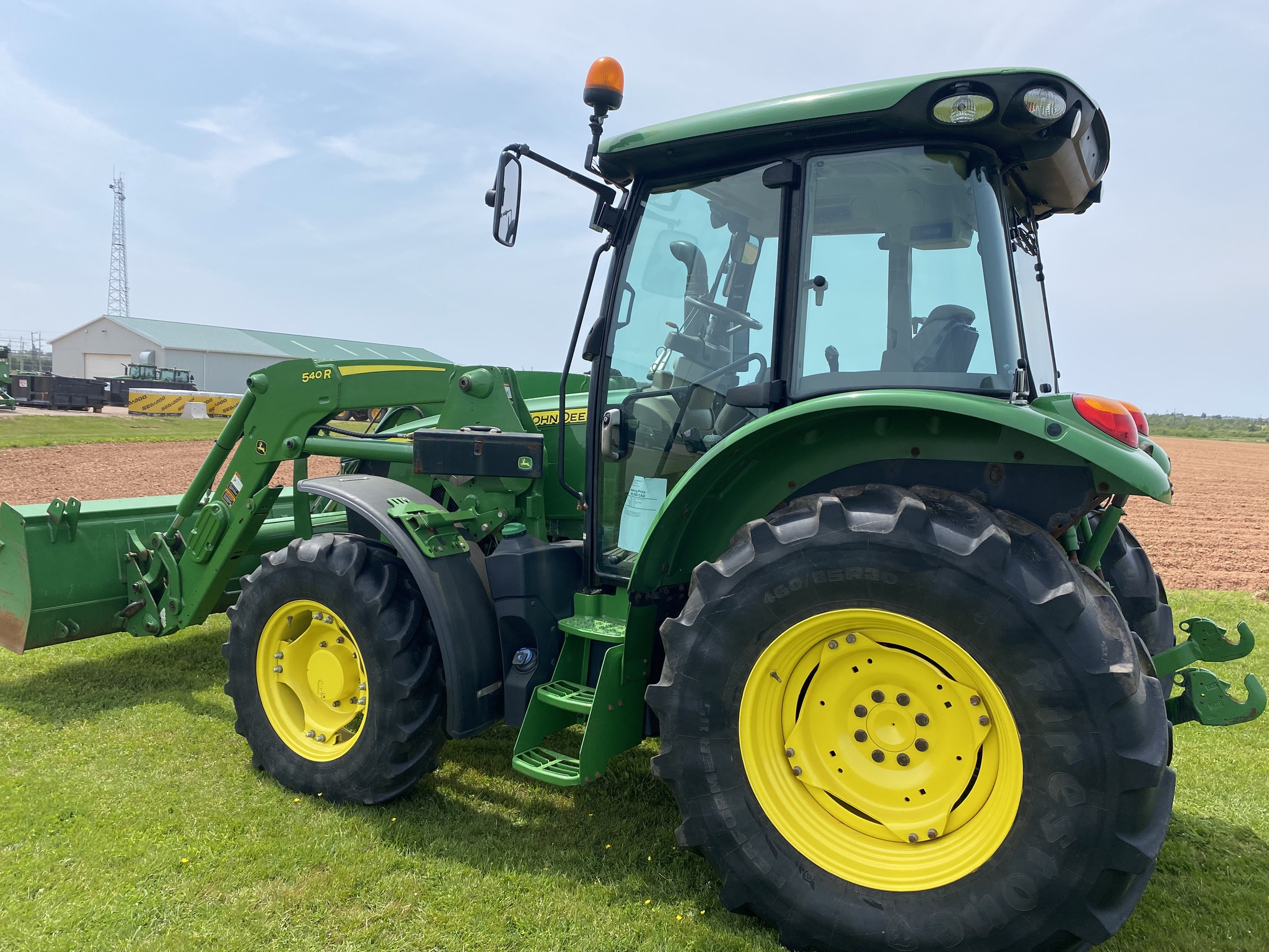 2018 John Deere 5100R Image 2