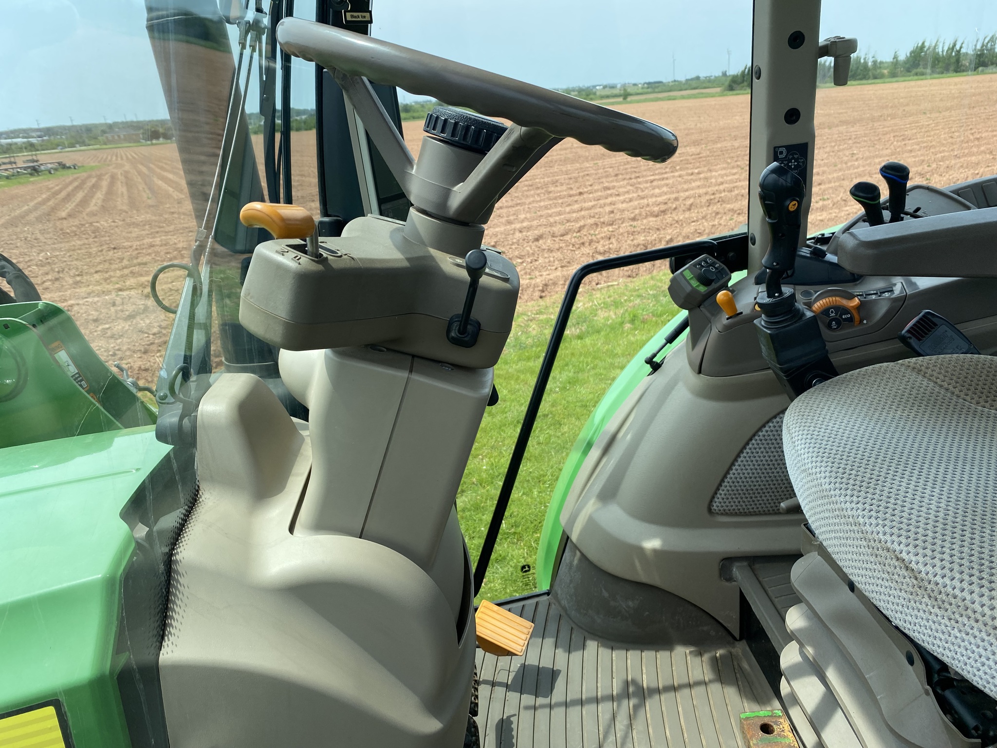 2018 John Deere 5100R Image 8