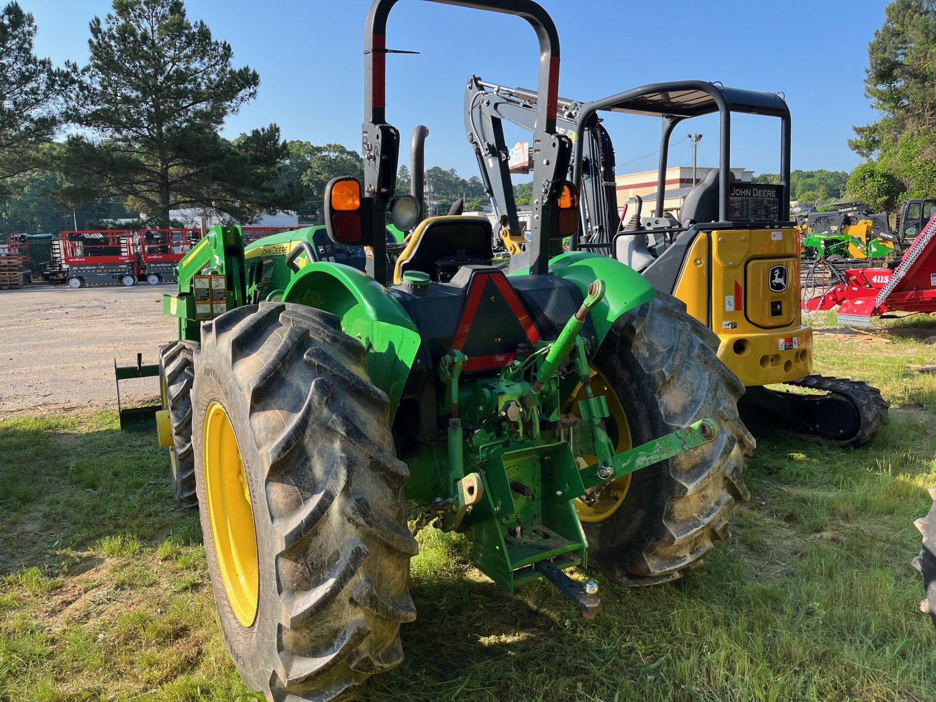 2017 John Deere 5065E Image 2