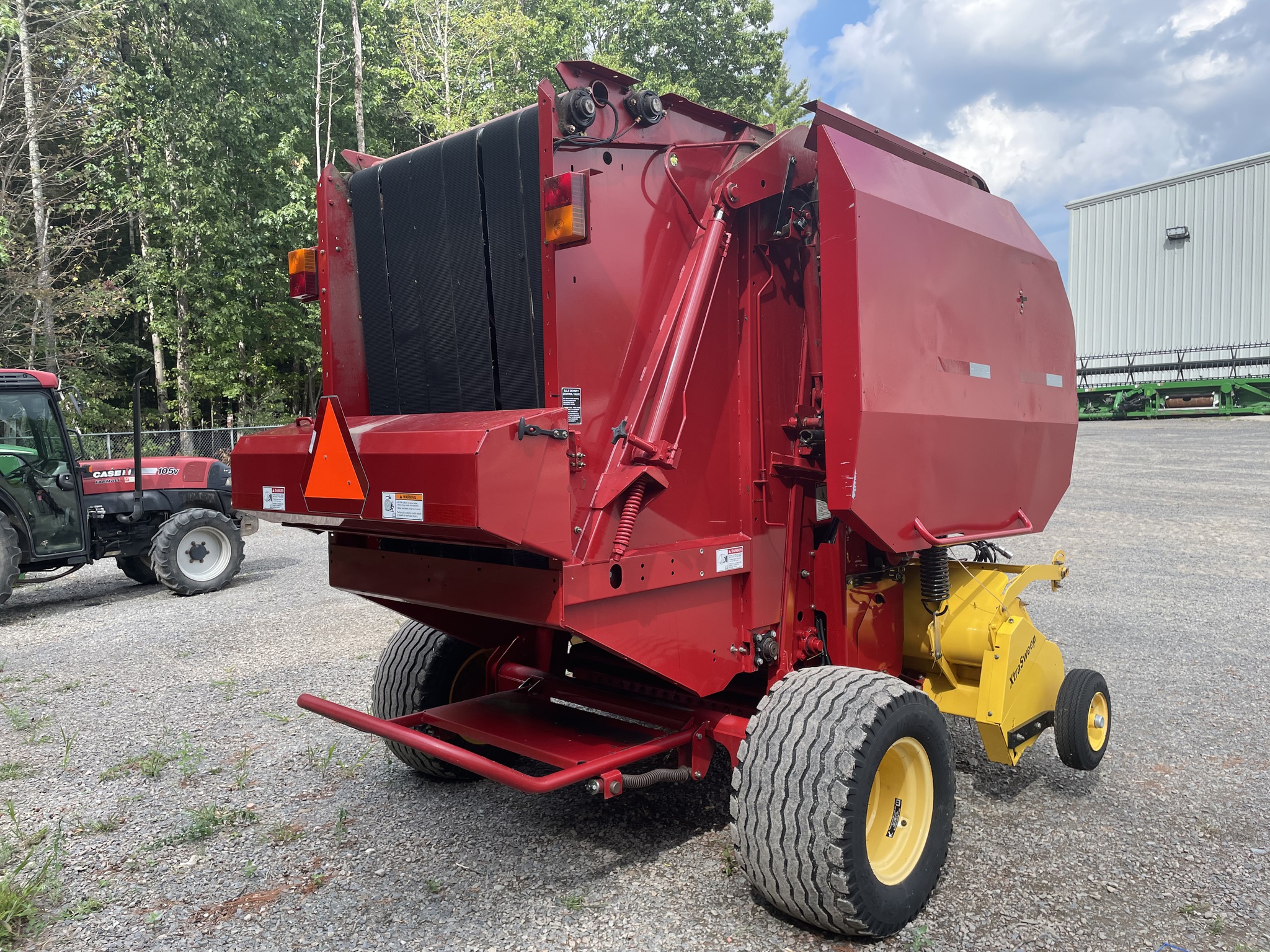 2011 New Holland BR7060 Image 4