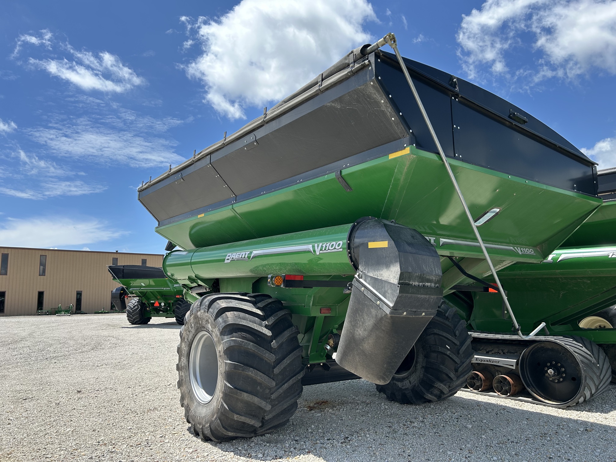  2022 Brent V1100 at Heritage Tractor in Lexington, IL