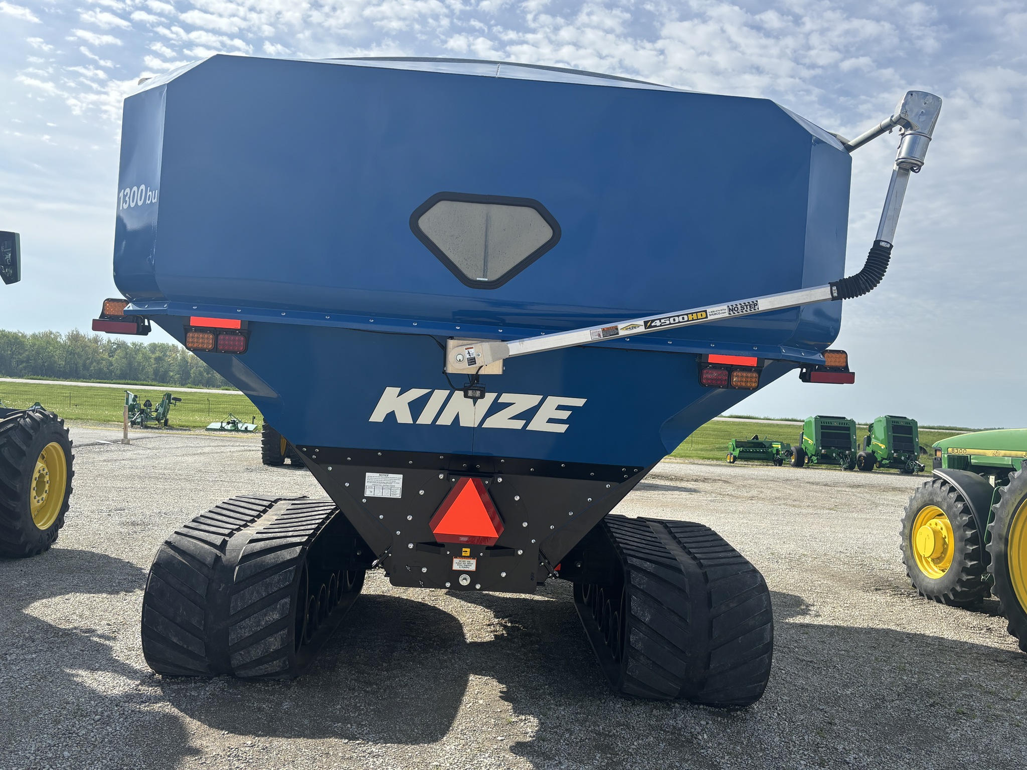 Used 2021 Kinze 1105 Grain Carts at Koenig Equipment in Greensburg, IN - PhotoXL4