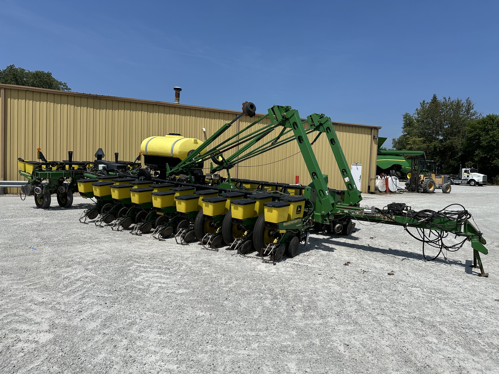 2000 John Deere 1770 Image 2
