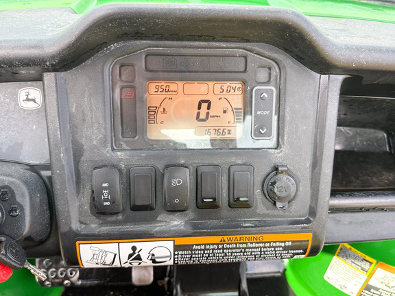 2017 John-Deere 825i