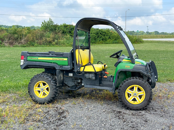 2017 John-Deere 825i