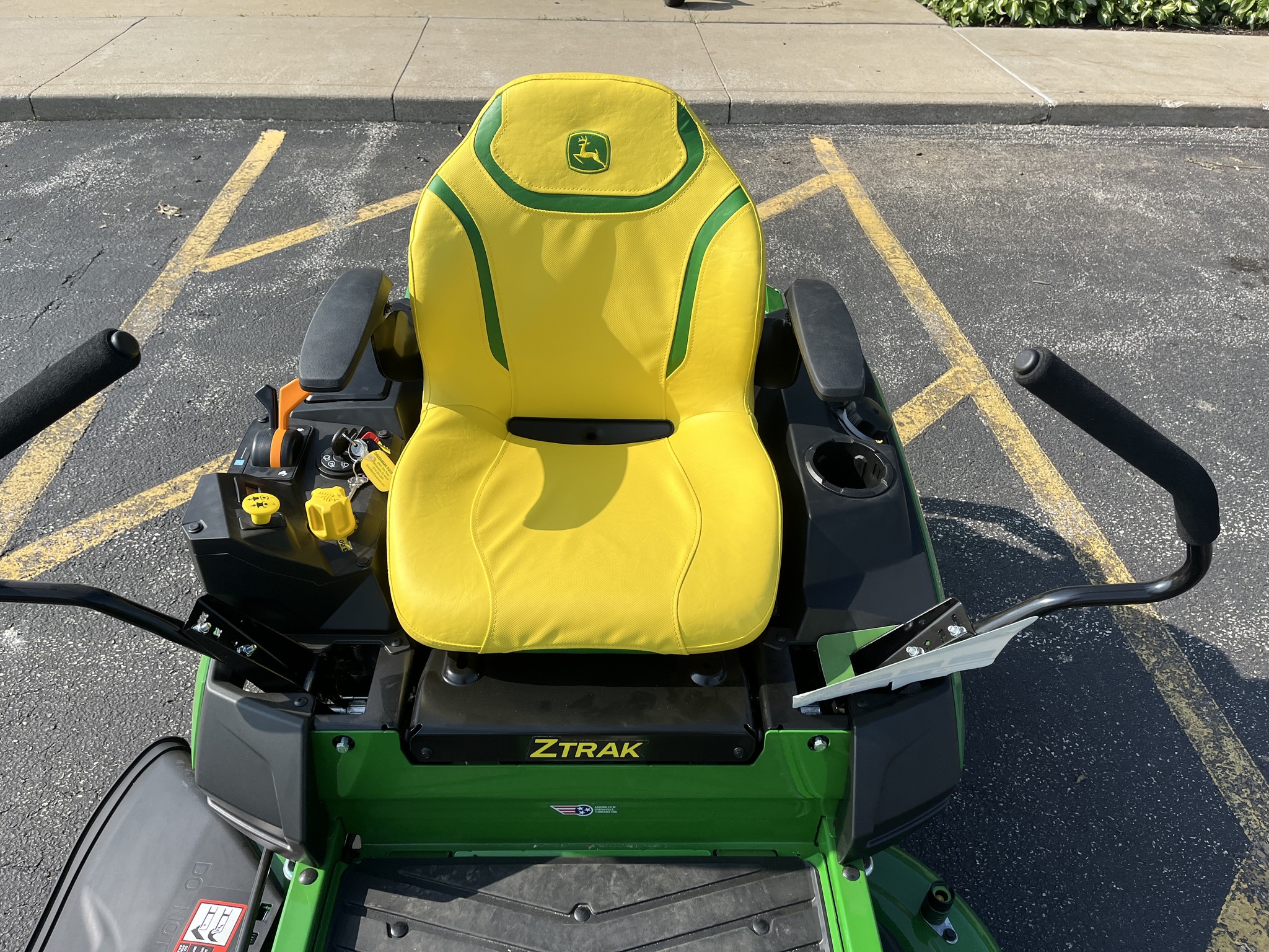 2024 John Deere Z320R Image 8