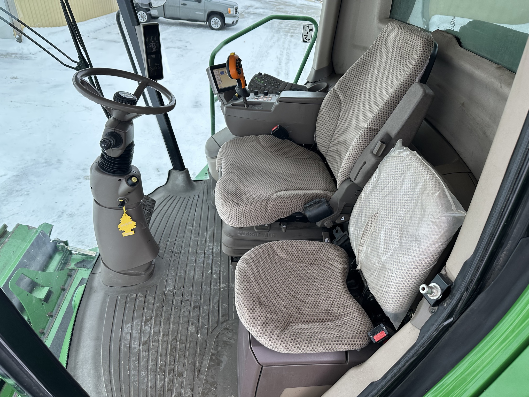 2012 John Deere S680 Image 9