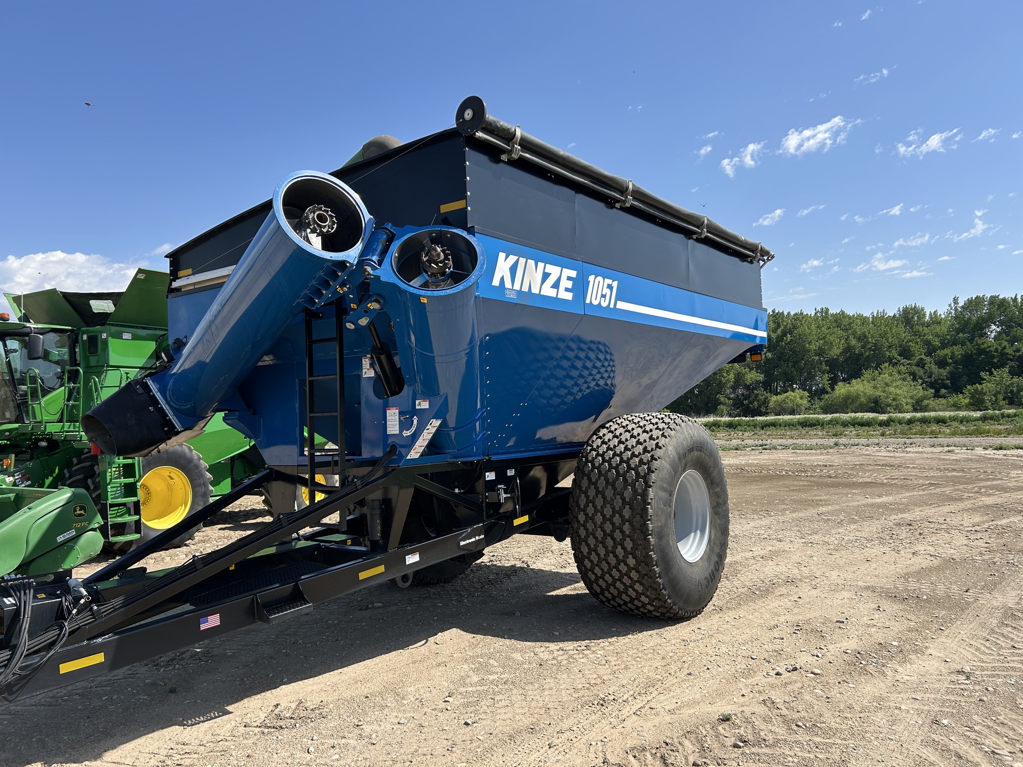 2021 Kinze 1051 Image 1