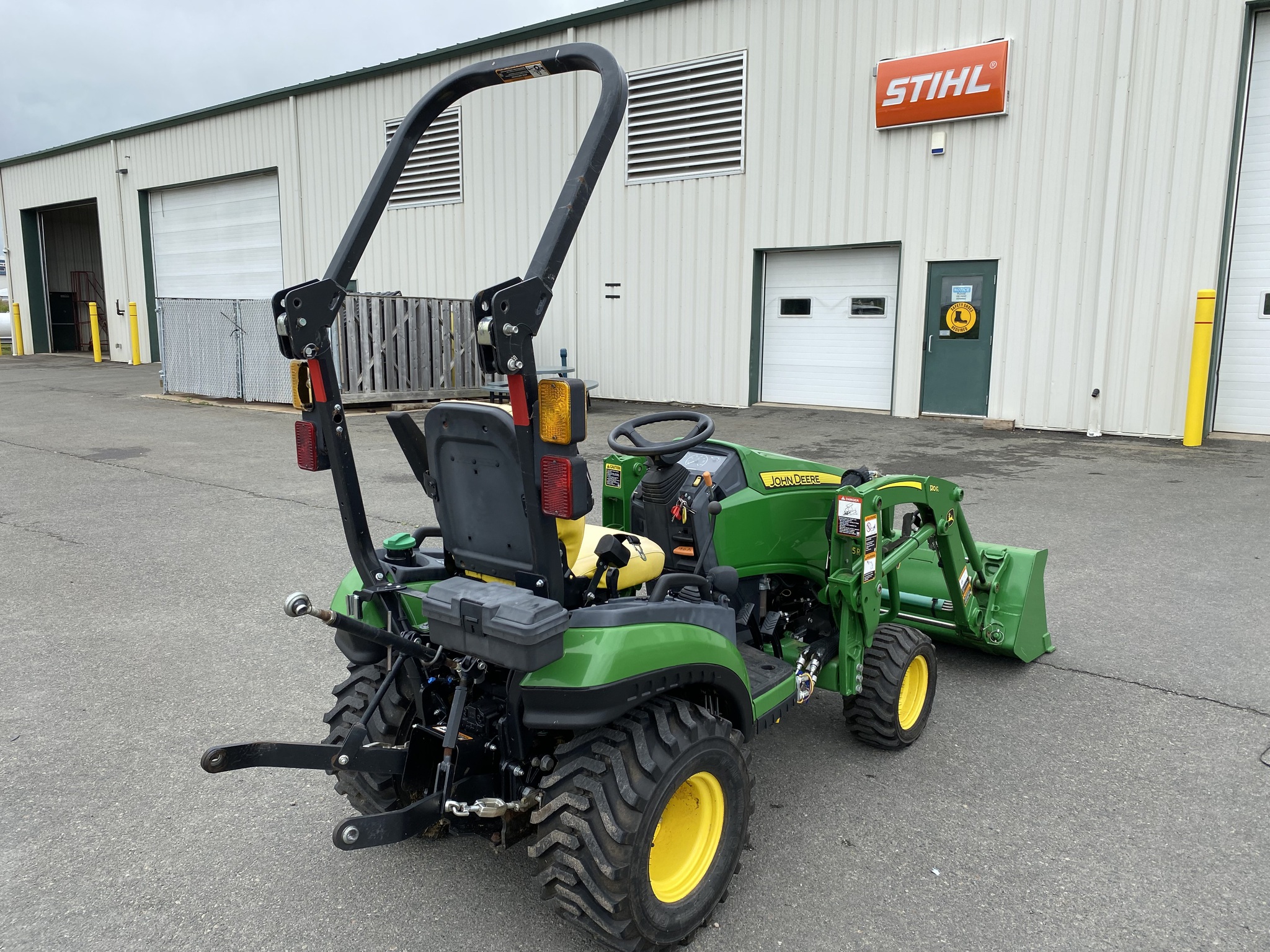 2021 John Deere 1025R Image 6