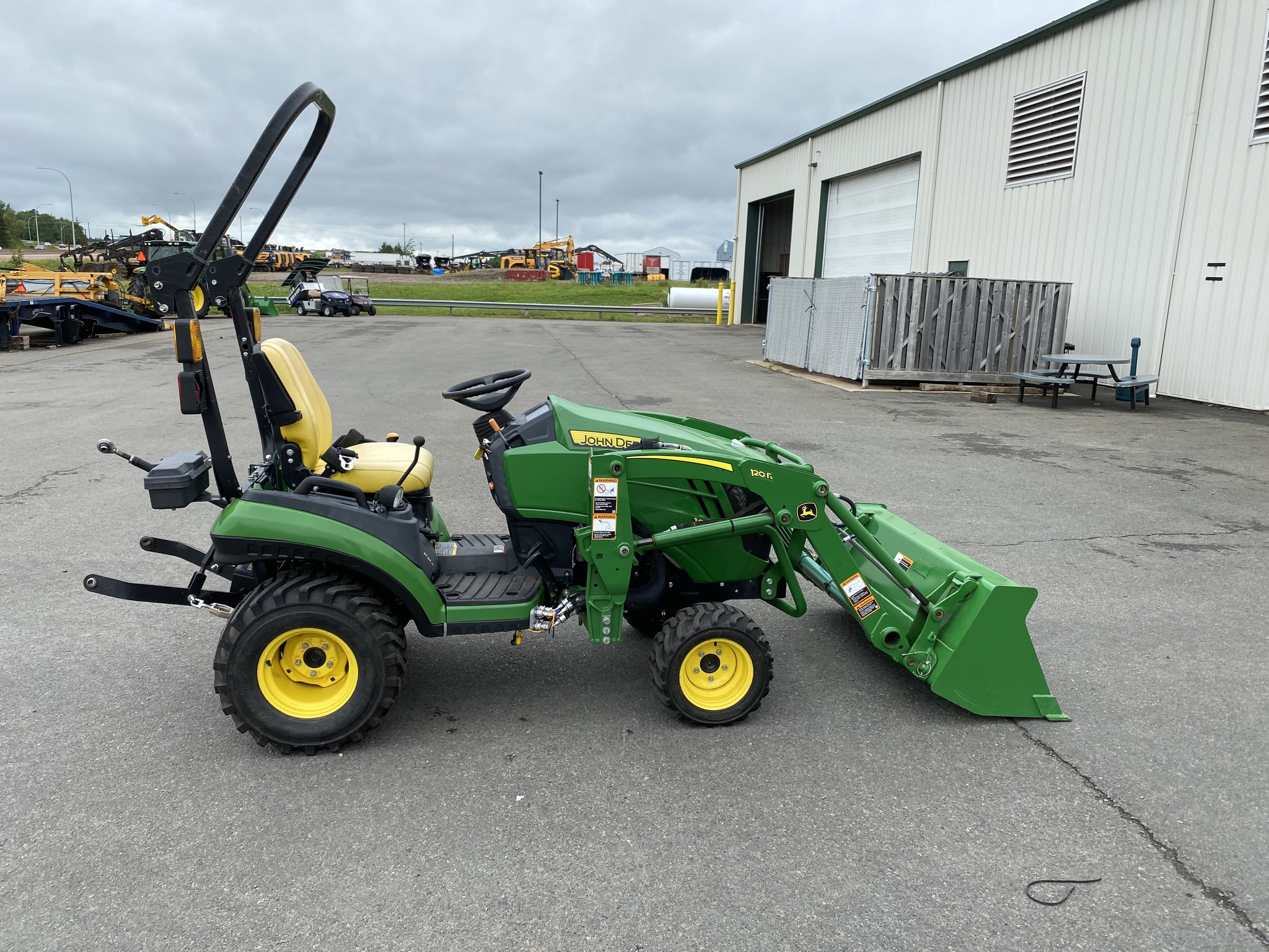 2021 John Deere 1025R Image 7