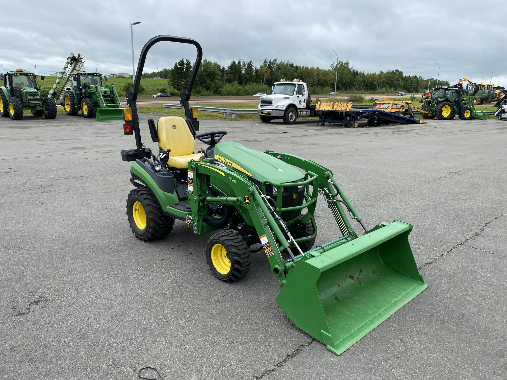 2021 John Deere 1025R Image 8