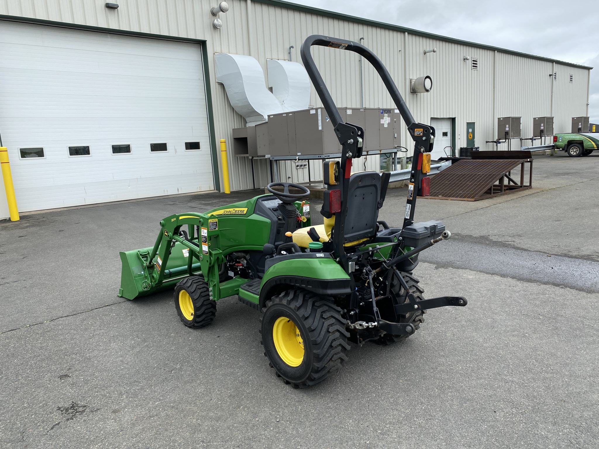 2021 John Deere 1025R Image 2
