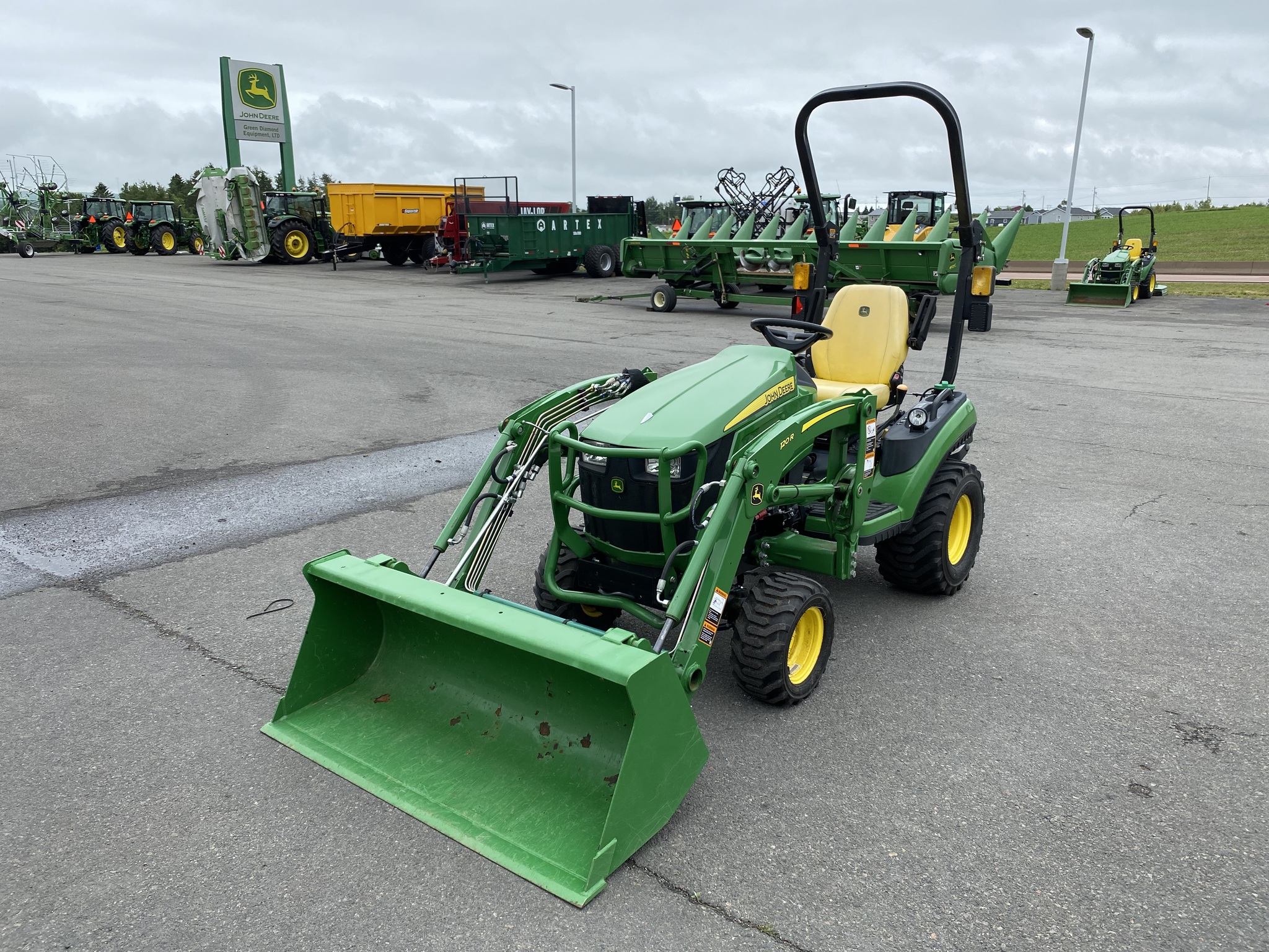2021 John Deere 1025R Image 1