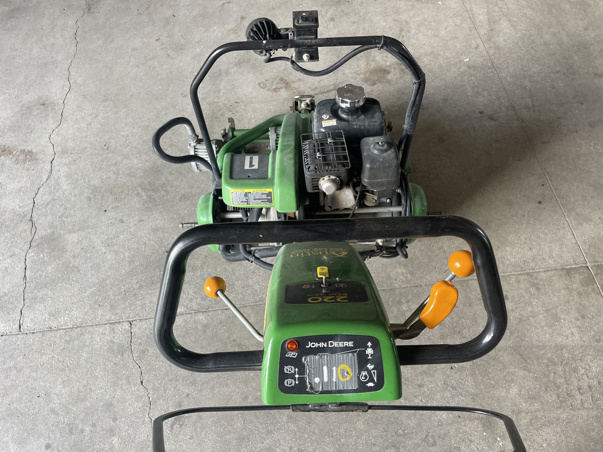 2021 John Deere 220E Image 8