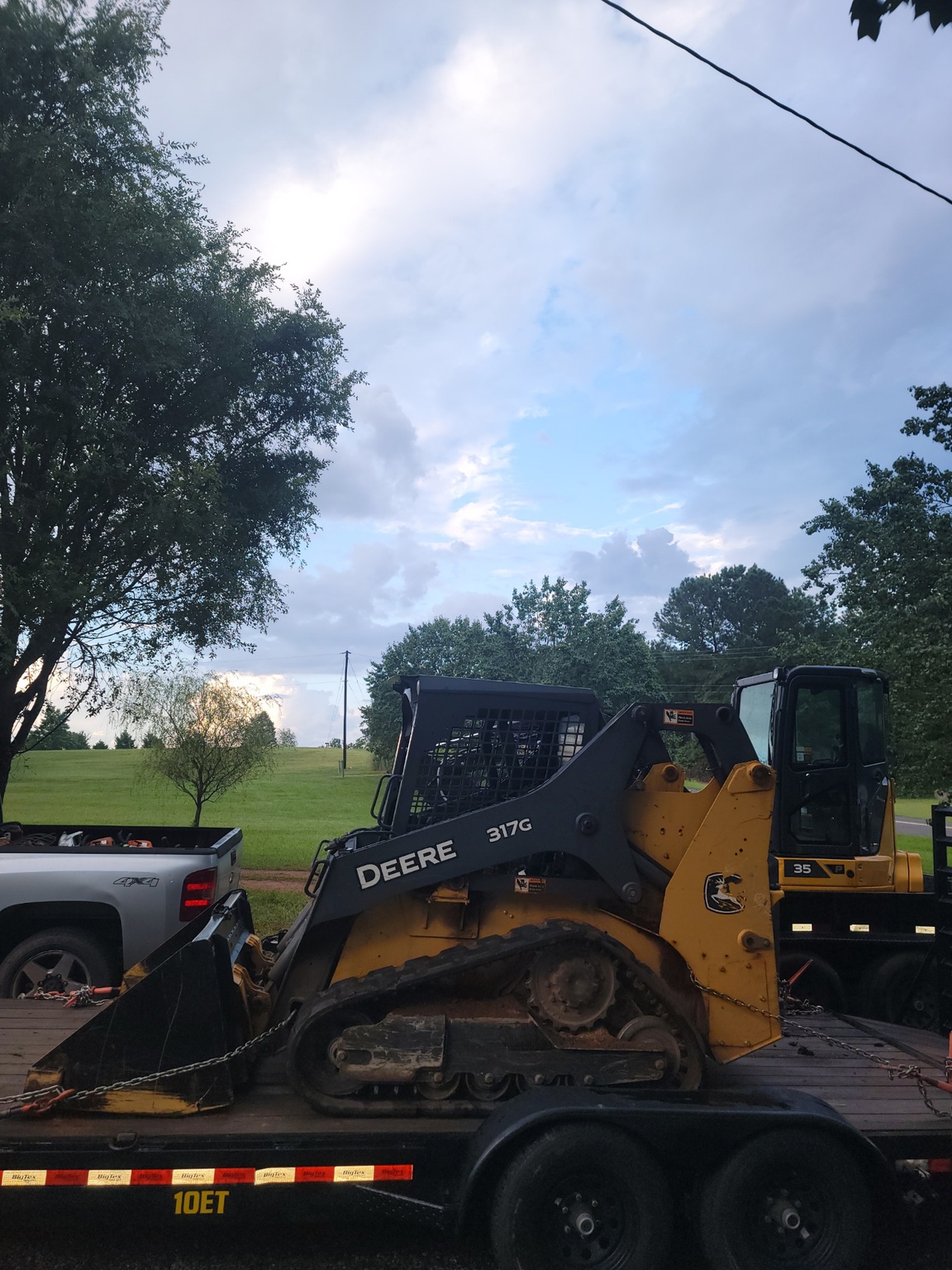 2017 John Deere 317G Image 1
