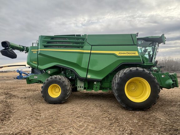 Used 2023 John Deere X9 1000 Combines at Horizon Ag & Turf in Vermilion, AB - Photo3