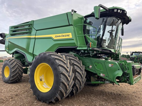 Used 2023 John Deere X9 1000 Combines at Horizon Ag & Turf in Vermilion, AB - Photo4