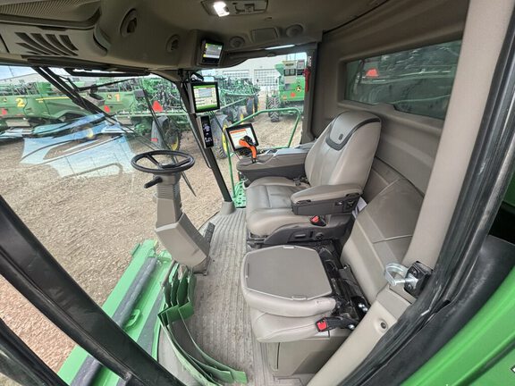 Used 2023 John Deere X9 1000 Combines at Horizon Ag & Turf in Vermilion, AB - Photo10