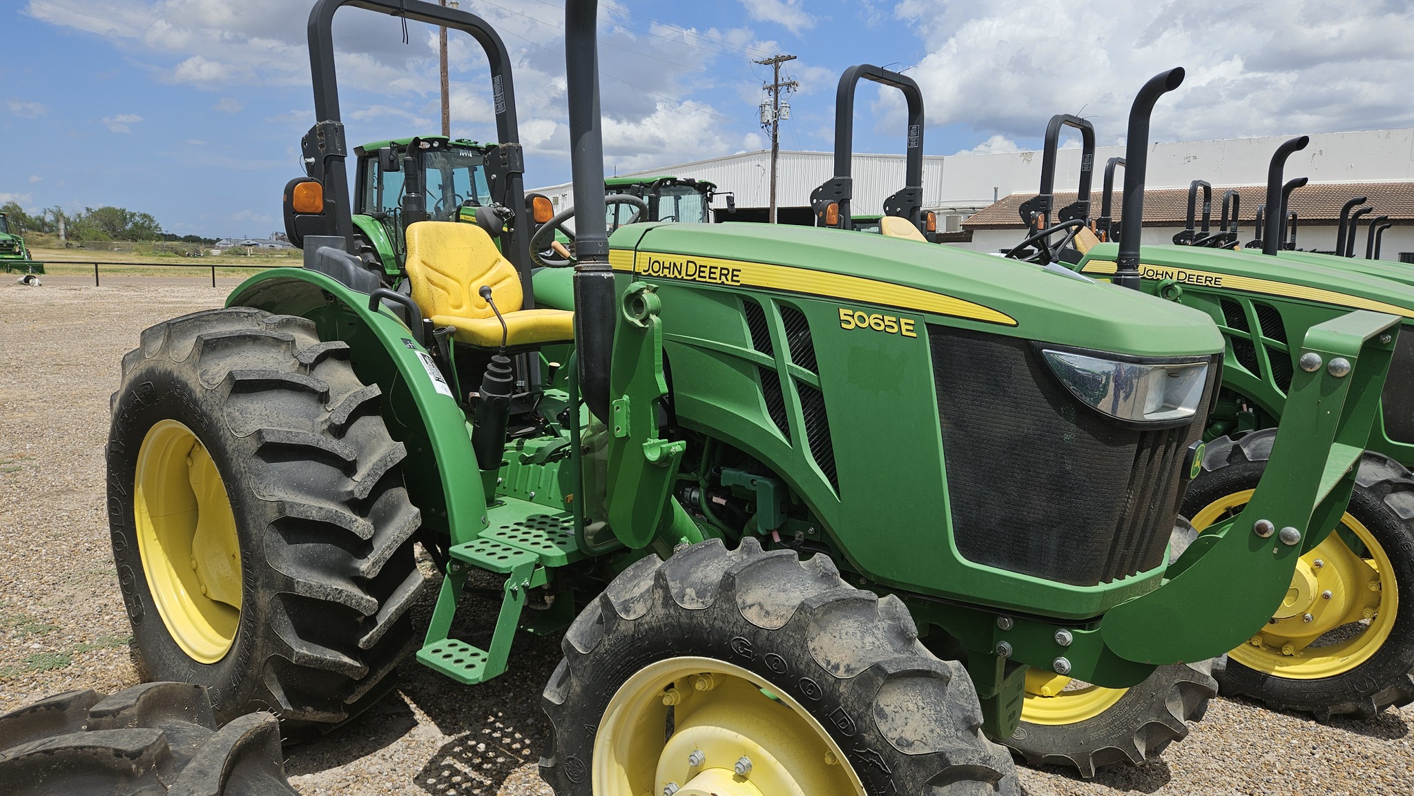 2015 John Deere 5065E Image 2