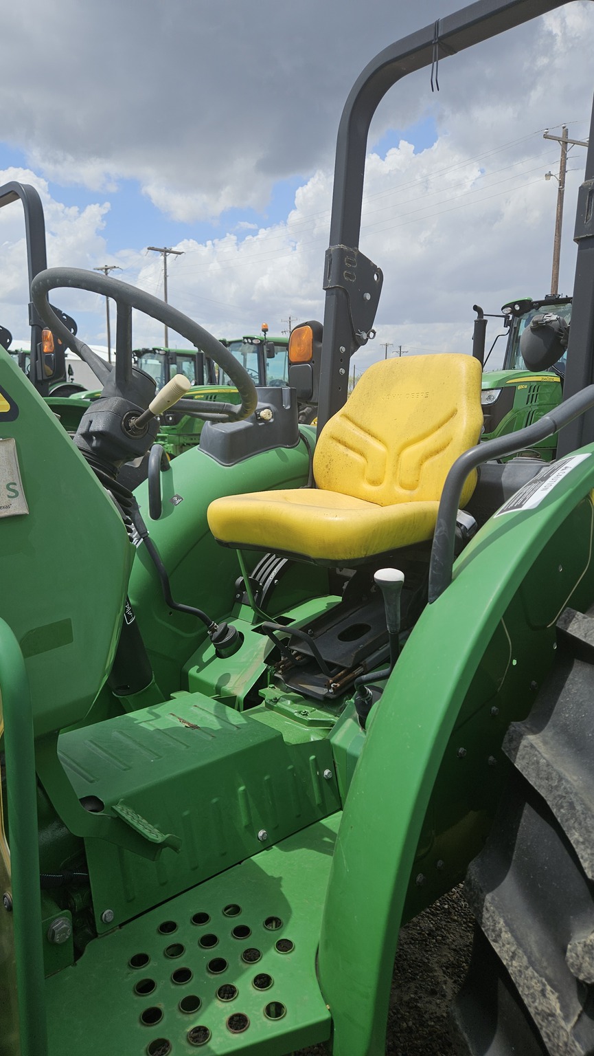 2015 John Deere 5065E Image 3