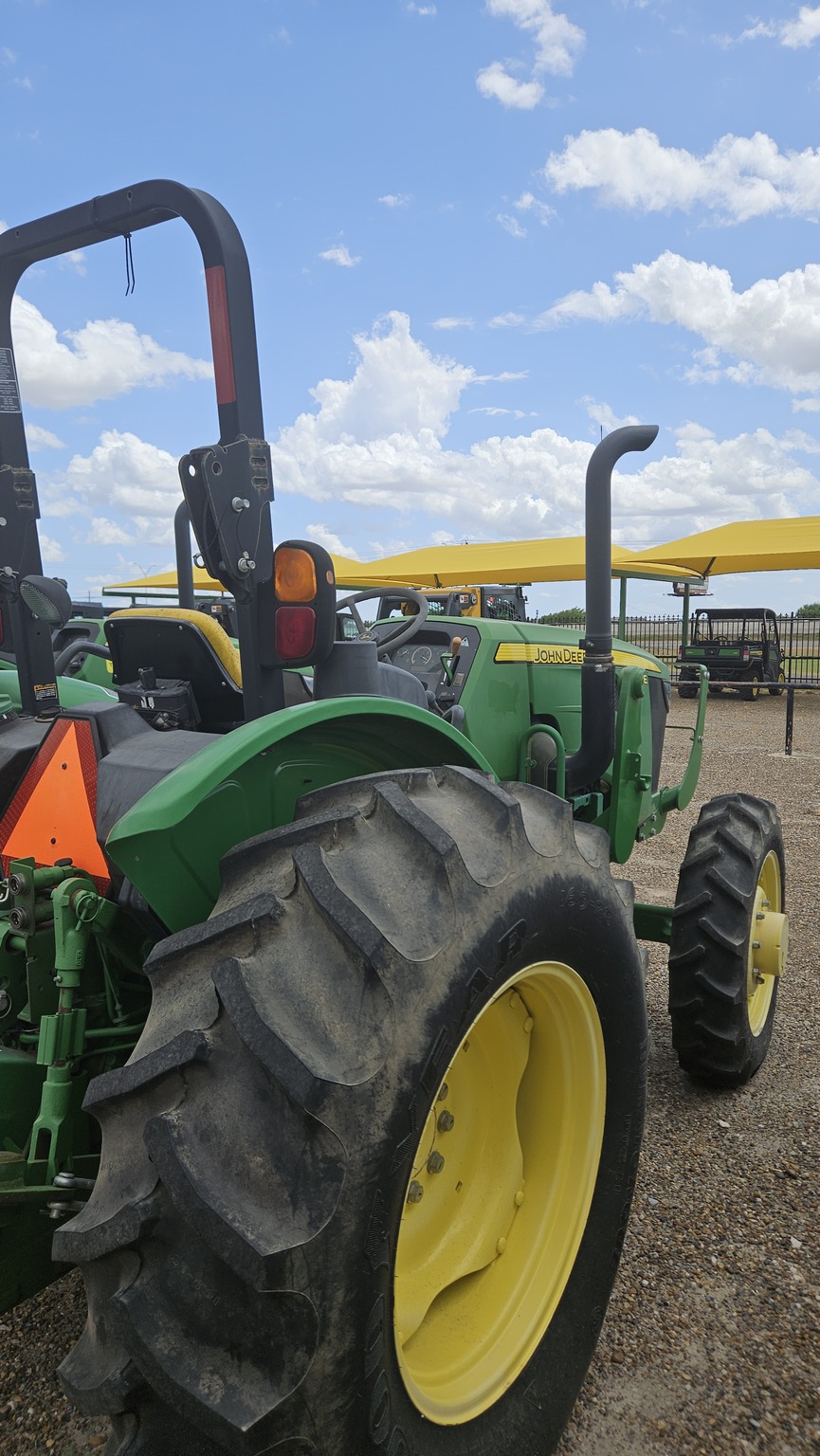 2015 John Deere 5065E Image 5