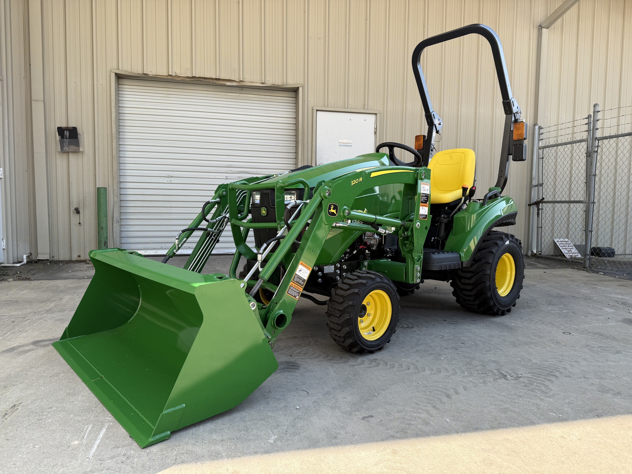 2025 John Deere 1023E (0% INTEREST @239.99/MTH) Image 1