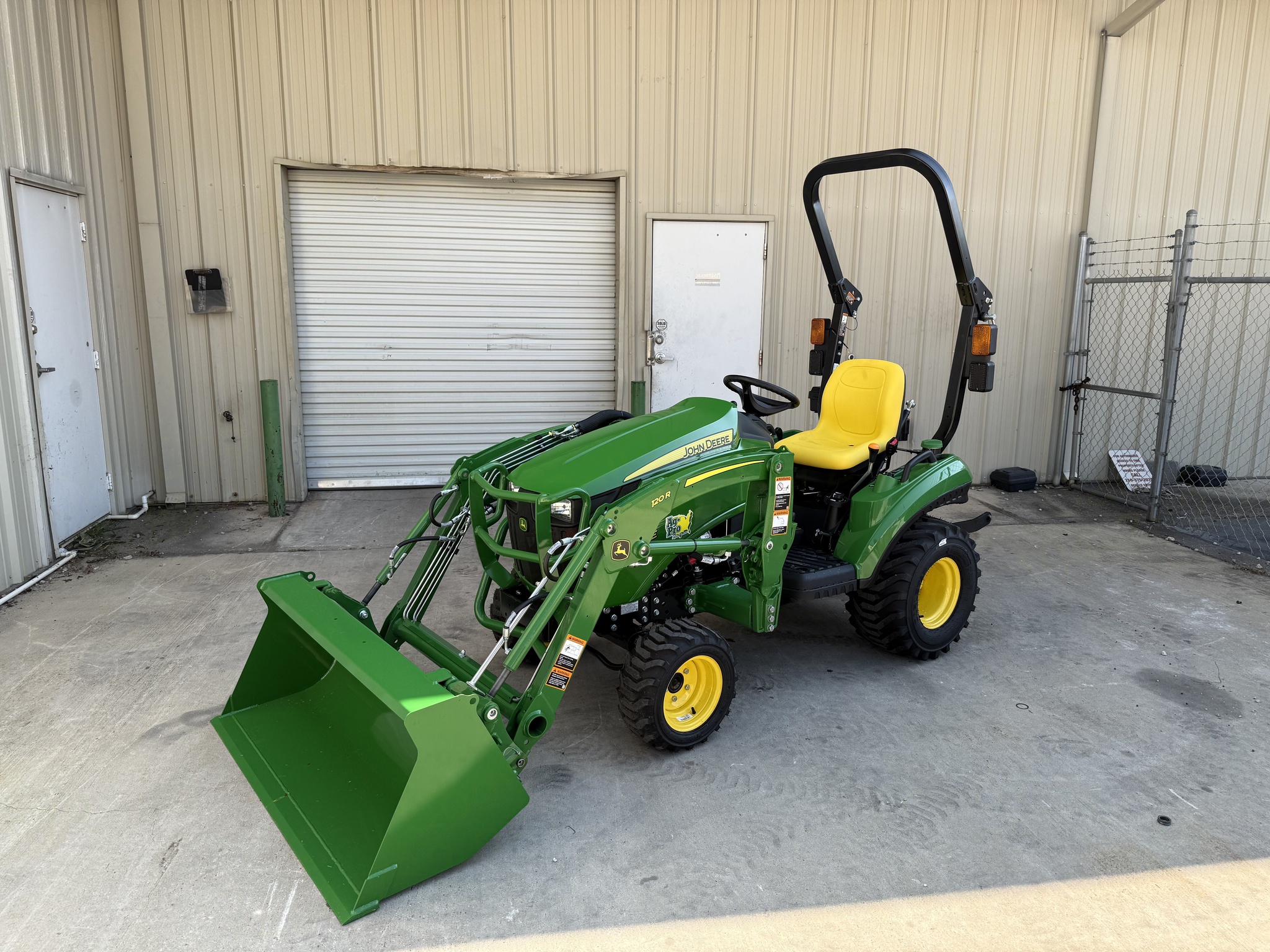 2025 John Deere 1023E (0% INTEREST @239.99/MTH) Image 3