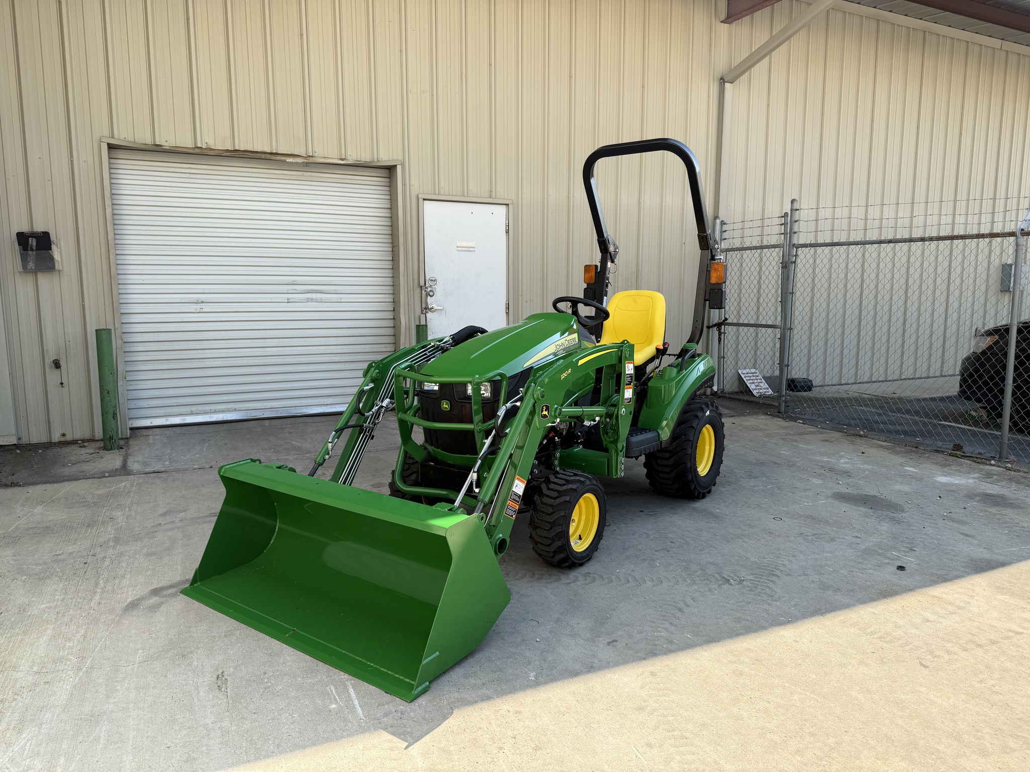 2025 John Deere 1023E (0% INTEREST @239.99/MTH) Image 2